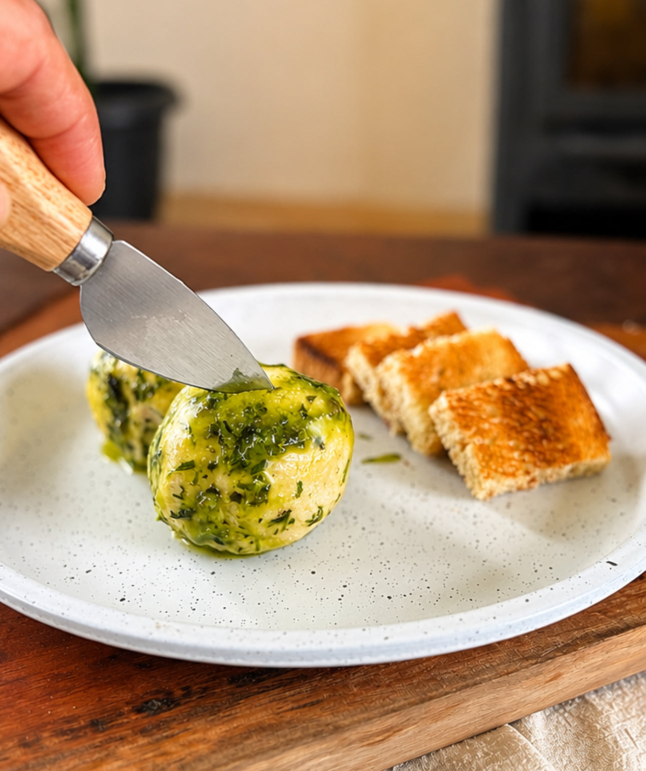 Bolas Cremosa de Oliva, Albahaca y Ciboulette